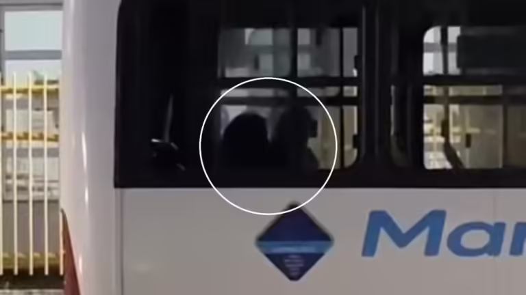MOTORISTA PEDE PARA PASSAGEIRA DESCER E FAZ SEXO COM MULHER DENTRO DE ÔNIBUS