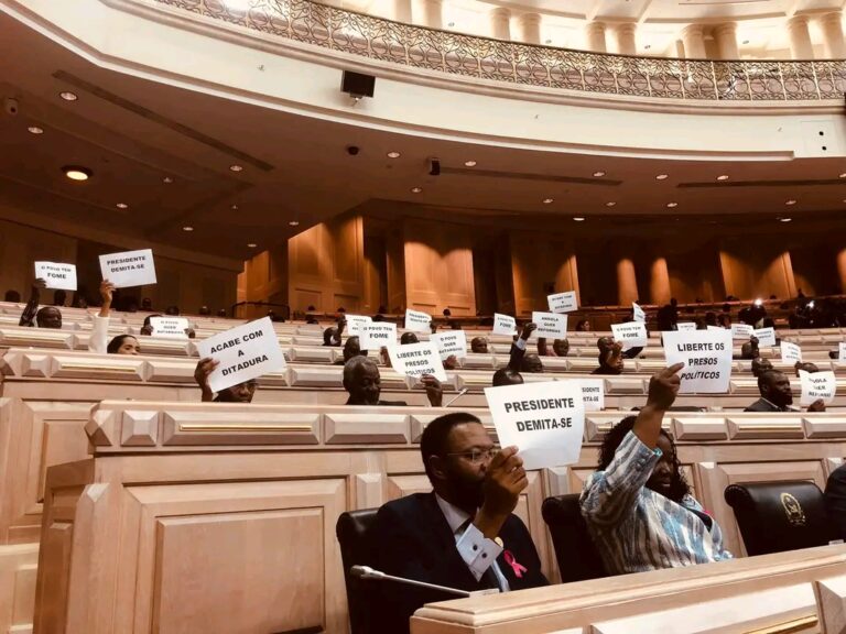 JORNALISTA DO NOVO JORNAL EXPULSO NA ASSEMBLEIA NACIONAL POR CAPTAR IMAGENS INÉDITAS