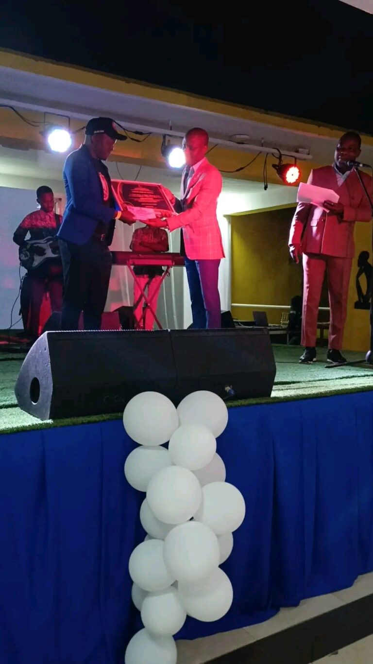 JOVEM  JORNALISTA SOMA 6 CERTIFICADOS DE MÉRITOS NA SUA GALERIA 