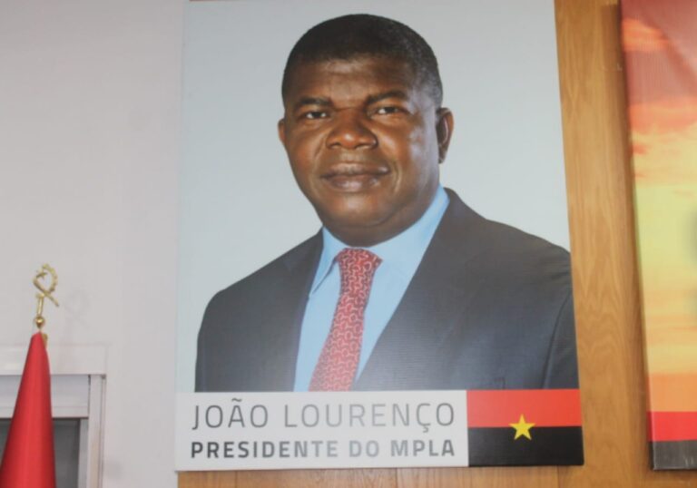 PRESIDENTE DO MPLA DIZ QUE ANGOLA É CONHECIDA PELO MUNDO