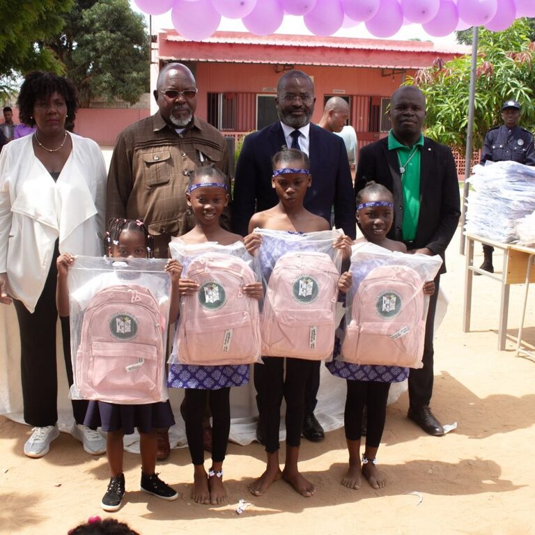 Fundação Piedoso doa mochilas escolares à Escola Primária 9028 no municipio da Camama