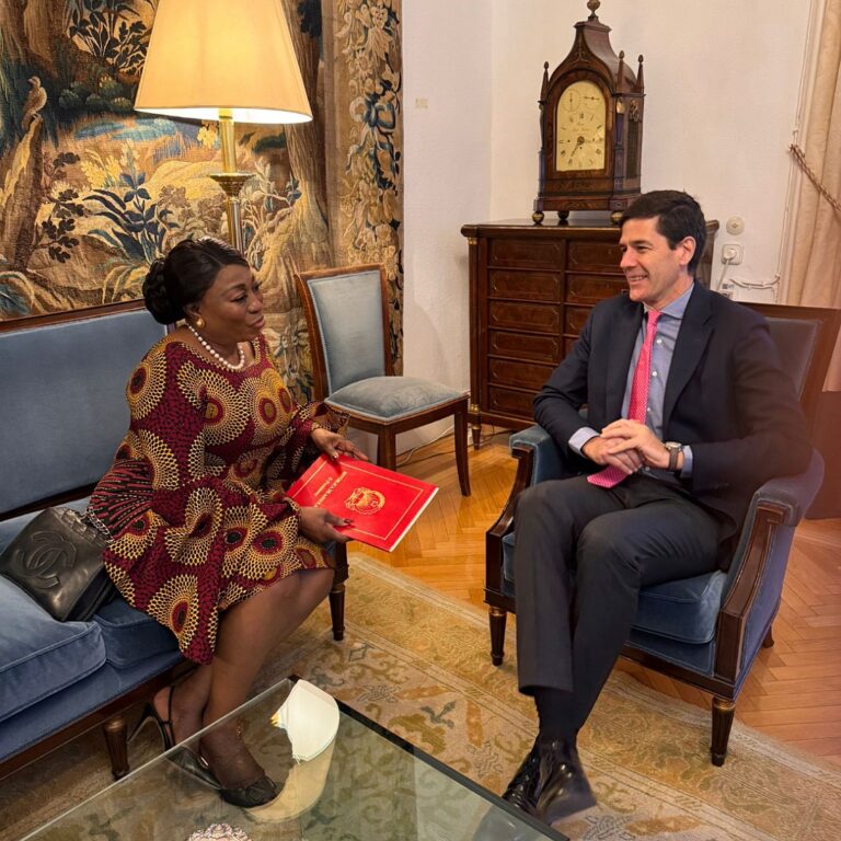 EMBAIXADORA EXTRAORDINÁRIA E PLENIPOTENCIÁRIA DA REPÚBLICA DA ANGOLA NO REINO DE ESPANHA, ENTREGA  CARTAS FIGURADAS