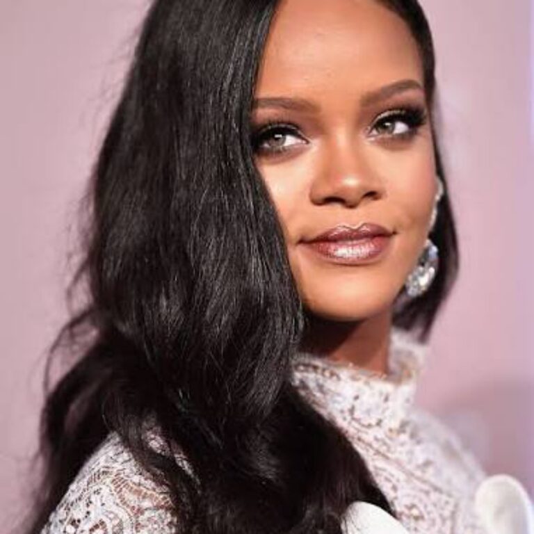 “É uma galáxia”. O gloss de Rihanna que se tornou viral no TikTok