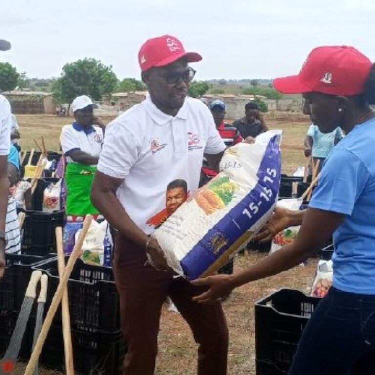 Associação Jovens Unidos e Solidários doa materiais agrícolas às comunidades da Barra do Dande