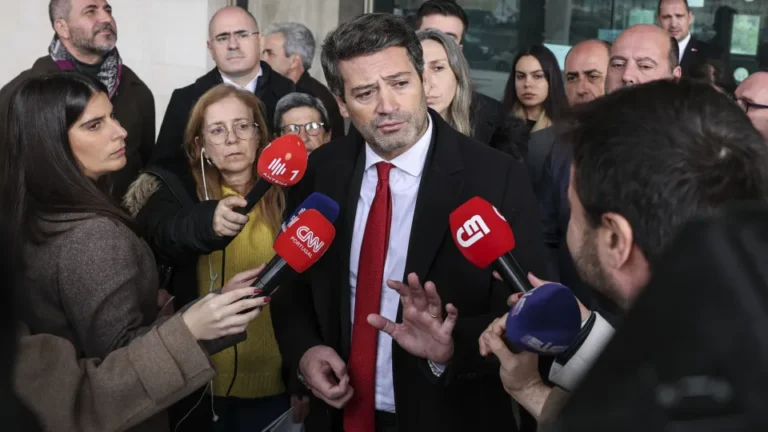 André Ventura condenado a retirar cartazes visam a comunidade cigana