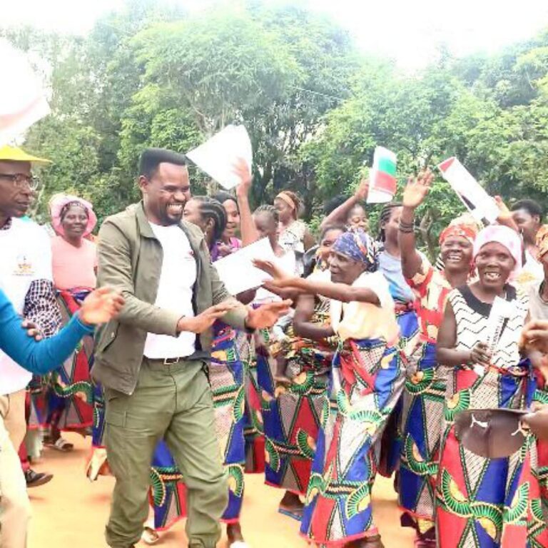 Huambo: Soliya Selende Lumumba realiza acto político e hasteia bandeira do PRS no sector Comandante Vilinga