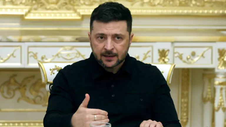 Zelensky despede-se de 2025: “Acreditamos na paz, lutamos por ela”