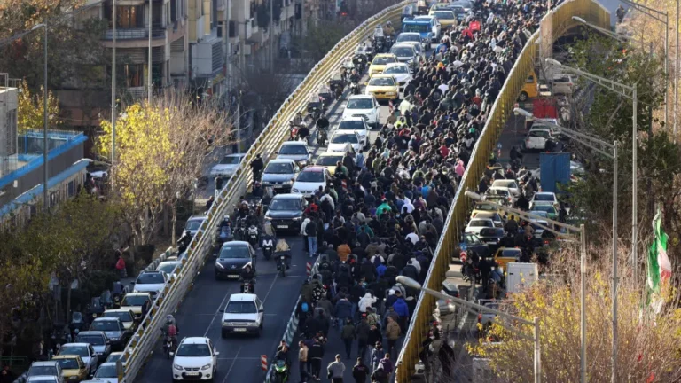 Protestos contra elevado custo de vida no Irão provocam dois mortos