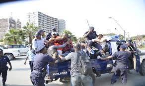 Em Luanda: Polícia Nacional  volta a travar marcha contra abusos e detém activistas