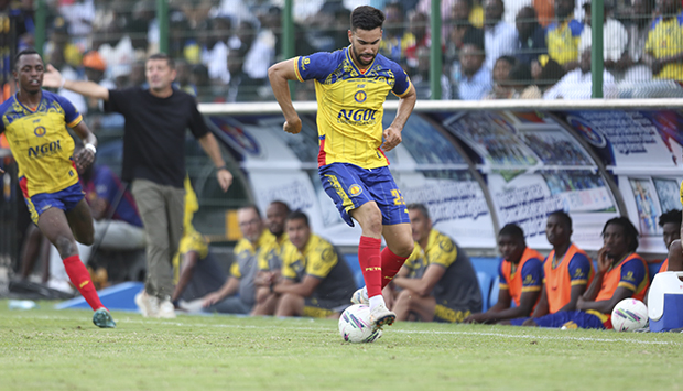 Petro  joga no Estádio de Ombaka